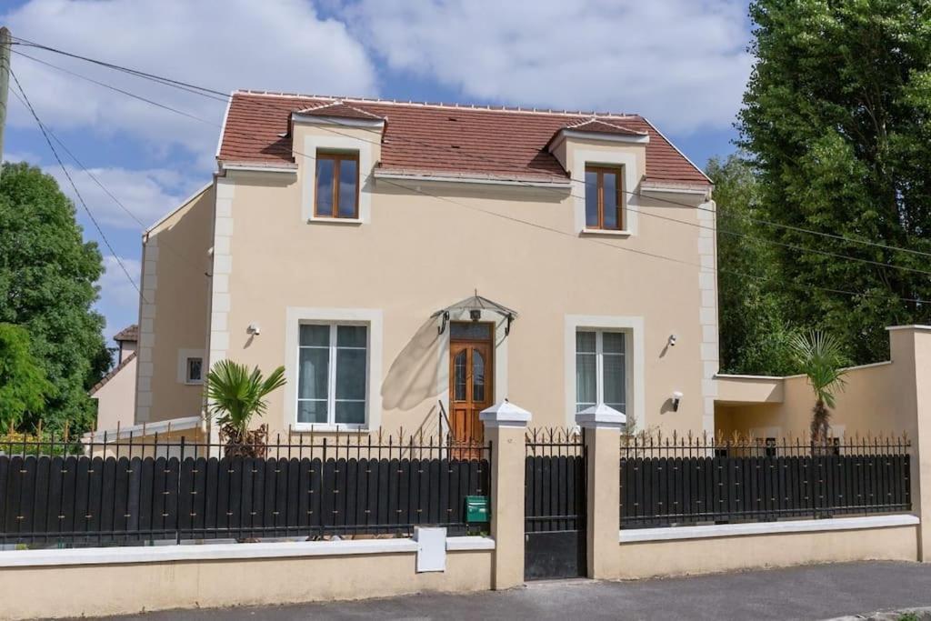 Écouen Joli Appartement De Vacances מראה חיצוני תמונה